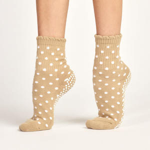 Chaussettes en coton antidérapantes à volants pour femmes, personnalisées pour le Pilates, motif jacquard à pois caramel - Product Image 3