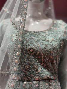 Tissu net Lehenga dans des tons clairs avec des mèches fantaisie de travail à la main lourdes et des détails Jarkan pour les événements - Product Image 5