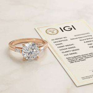 Anillo de Compromiso con Tres Diamantes Cultivados en Laboratorio, Corte Redondo y Baguette, Certificado por IGI, Oro Sólido de 9k, Joyería Fina, Proveedor Mayorista - Product Image 3