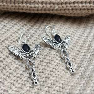 Pendientes colgantes góticos de serpiente alada, pendientes colgantes de latón con ónix negro, pendientes góticos de latón plateado, pendientes para mujer al por mayor - Product Image 3