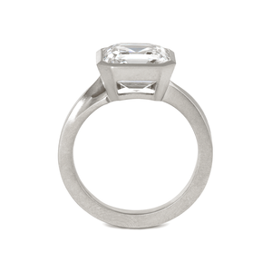 แหวนเพชรทรง Asscher 3 กะรัต ผลิตในห้องปฏิบัติการ ได้รับการรับรองจาก IGI ตัวเรือนทองคำขาว 14K แท้ สำหรับผู้หญิง ดีไซน์หรูหรา ขอบด้านแบบด้าน ฝังเพชรแบบ Bezel - Product Image 4
