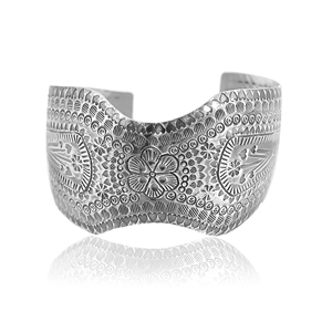 Pulsera de Plata de Ley 925 Hecha a Mano Silver Mountain con Grabado Floral en Espiral, Diseño de Doble Cara, Estilo Kada - Product Image 1