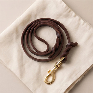 Accesorio para mascotas de cuero hecho a mano de primera calidad con diseño trenzado para una apariencia elegante y de alta calidad a bajo precio. - Product Image 4
