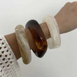 B.H CRAFTS Bracelet manchette vintage en résine, gris marbré, forme géométrique, bijou de mode unisexe, accessoire tendance, certifié IGI - Product Image 3