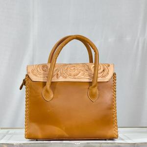 Bolso Tote de Cuero Genuino Vintage con Grabado Floral y Cierre de Broche para Uso Diario - Product Image 3