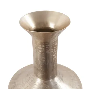 Vase à fleurs en métal doré contemporain fait main, support haut de gamme pour arrangements floraux, pour architectes, designers d'intérieur, maisons de luxe - Product Image 3