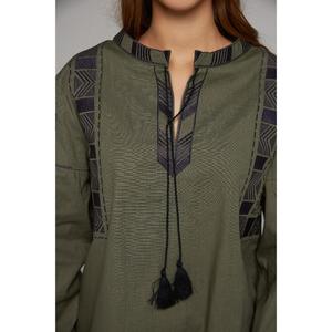 Blusa Étnica de Lino Bordada en Verde Oliva para Mujer, con Cuello de Borlas y Lazos - Product Image 1