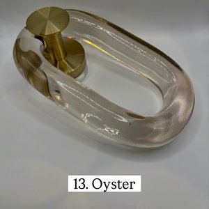 Escultura de pared de resina con cadena vertical personalizada para decoración de interiores, en tonos rojo y marrón, con eslabones entrelazados, ideal para exhibir en el vestíbulo de un hotel. - Product Image 2