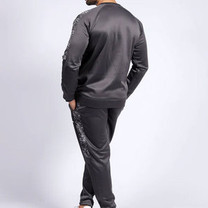 ชุดวอร์มพรีเมียมสำหรับคุณแม่ตั้งครรภ์ผู้ชาย |   ชุดออกกำลังกายสีเทาชาร์โคลแบบมีแถบข้าง Urban Athletic สำหรับฝึกซ้อมในยิม แบบสองชิ้น - Product Image 5