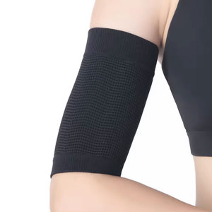 Rodillera de compresión de nailon y algodón tejido con rayas negras y naranjas, transpirable, universal, unisex, para protección en levantamiento de pesas. - Product Image 3