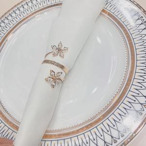 Anillo para servilletas de metal bien elaborado que agrega un toque de simetría que anclaje visualmente cada lugar de la mesa. - Product Image 2