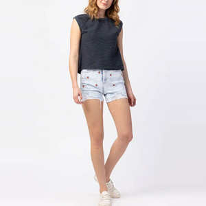 Shorts de mezclilla para mujer, estilo urbano de verano, corte recto, personalizados, desgastados, de algodón oscuro, vintage, a la moda. - Product Image 5