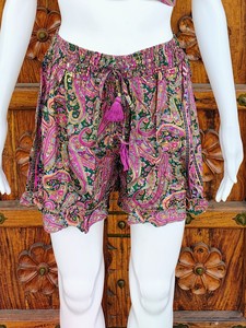 ชุดเซ็ตผ้าซาตินพิมพ์ลายเพสลีย์สไตล์โบฮีเมียนสำหรับผู้หญิง เสื้อครอปคอ halter และกางเกงขาสั้นเอวยางยืด เหมาะสำหรับใส่เที่ยวทะเลในช่วงฤดูร้อน - Product Image 4