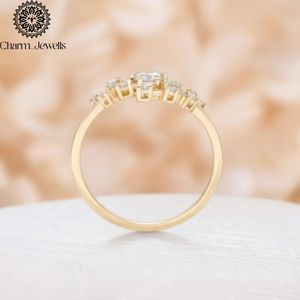 Bague de fiançailles Charm_Jewells pour femme en argent plaqué or 18 carats avec moissanite taille coussin, motif floral, sertissage à griffes, style classique - Product Image 5