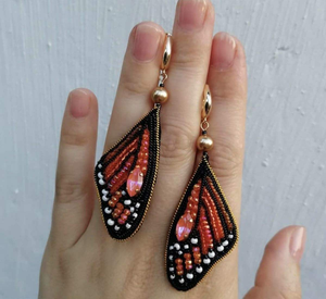 Pendientes con diseño de hoja bordados a mano con cuentas, con un hermoso diseño nuevo y acabado premium. - Product Image 4