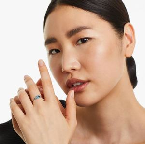 แหวนแต่งงาน/หมั้นทรงรีประดับบลูโทแพซและมอสซาไนต์ทรงโอวัล ตัวเรือนเงินแท้ 925 ชุบไวท์โกลด์ พร้อมใบรับรอง ดีไซน์หรูหรา - Product Image 2