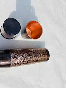 Set de Regalo Ayurvédico con Botella de Cobre 100% Puro y 2 Vasos de Cobre, Botella de Agua de Cobre Grabada a Mano para Bienestar - Product Image 6