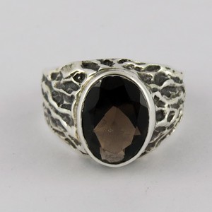 Bague unisexe en argent plaqué style bohème avec motif amoureux, sertie de quartz fumé, collection Spirit Peace de Shri Ashapura Jewels - Product Image 2