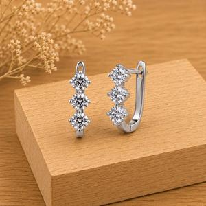 Boucles d'oreilles créoles Huggie à trois pierres en diamant de laboratoire taille ronde, serties griffes, en or massif 10K 14K 18K, bijoux élégants, couleur E VVS - Product Image 2