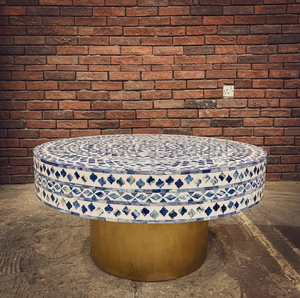 Mesa de centro redonda con incrustaciones de hueso en tonos azules y blancos, con una base de pedestal de latón macizo. Disponible a precios de mayorista. - Product Image 1