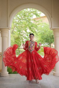 Robe orange tendance pour Navratri, magnifique robe à motifs, vêtements indiens et pakistanais - Product Image 1