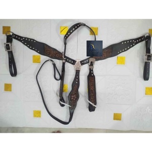 Ensemble de têtière à une oreille et de collier de poitrine en cuir noir pour cheval, avec motif floral gravé, ferrures en acier inoxydable, réglable, équipement de style western - Product Image 1