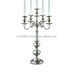 Candélabre en métal peint en blanc pour décoration de mariage shabby chic avec un design d'ambiance romantique aux chandelles - Product Image 4