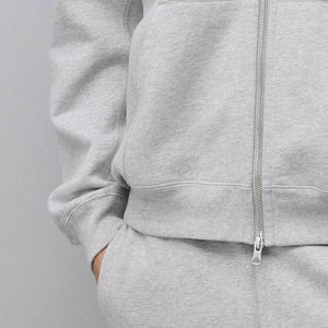 Sweat à capuche pour homme, couleur unie, fermeture éclair, design minimaliste, coutures durables, tissu confortable, pour les acheteurs en gros avec logo personnalisé - Product Image 3