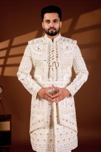Costume de marié Vergo en soie, base perlée ivoire, style Sherwani, avec devant orné de motifs en losanges et de broderies Zardosi Paon, et détails en Cross Dori - Product Image 3