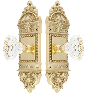 Elegante juego de puertas de latón pulido que incluye pomos redondos clásicos y un cerrojo a juego, disponible a precios de mayorista. - Product Image 4