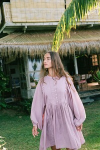 ชุดจั๊มสูทผ้าลินินคอตตอนสีชมพู ดีไซน์หวานแหวว คอวี แขนเสื้อแบบดรอปไหล่ จับจีบแบบลำลอง สวมใส่สบายสำหรับฤดูร้อน ทรงหลวม ติดกระดุมด้านหน้า ผ้าไม่ทอ - Product Image 6