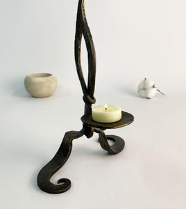 Porte-bougie rustique en métal forgé à la main, support de bougie abstrait en fer martelé pour la décoration du salon et de la table - Product Image 2