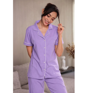 Ensemble de pyjama pour femme, violet, manches courtes, coupe classique, 100% coton popeline, pantalon long, col rabattu, fermeture boutonnée - Product Image 5