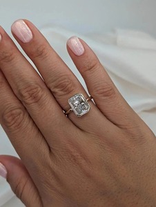 Elegante Anillo de Diamante Cultivado en Laboratorio con Corte Radiante en Oro Amarillo de 14K, con Certificado IGI y Claridad VVS para Mujer - Product Image 5
