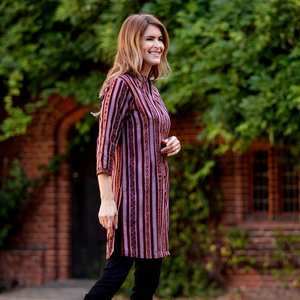 Elegante kurti a rayas diseñado para una comodidad sin esfuerzo. Confeccionado en tela transpirable, cuello de banda y mangas tres cuartos que ofrecen comodidad. - Product Image 1