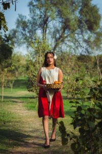 Robe midi sans manches en mousseline rouge avec col bijou et taille naturelle pour tenue décontractée d'été, robe de soirée décontractée d'été - Product Image 3
