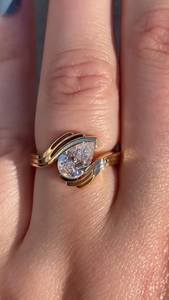 Precioso anillo moderno con diamante cultivado en laboratorio de 2.51 quilates, corte pera, para mujer, banda ondulada de oro sólido de 14k, regalo de lujo para pareja. - Product Image 4