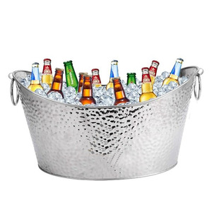Bandeja grande de metal martillado para bebidas con diseño de doble pared y asas en forma de anillo para enfriar botellas de cerveza en hielo para bares - Product Image 1