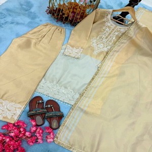 Conjunto VASTRA COTTAGE de Dos Tonos en Seda Banarasi con Bordado y Lentejuelas, Top y Pantalón Plazo, y Dupatta con Borde de Encaje Banarasi para Fiestas - Product Image 3