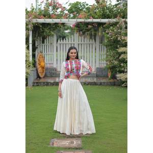 Navratri Special Lehenga Choli pour femme avec ensemble de travail brodé Gamthi - Product Image 1