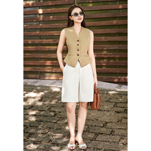 Gilet court ajusté respirant beige à boutons, style iconique pour femmes du Vietnam, décontracté, fournisseur OEM ODM DELWYN - Product Image 2