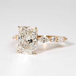 Bague de fiançailles en or massif 10K 14K 18K avec diamant de laboratoire taille émeraude et marquise, design de joaillerie fine, certifiée IGI, couleur E VVS - Product Image 4
