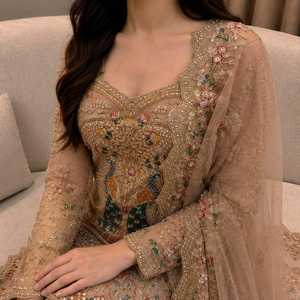 Conjunto de traje Anarkali Sharara pakistaní beige para mujer con bordado Zari pesado, lentejuelas, trabajo de espejo, adornos de perlas y dupatta de red. - Product Image 5