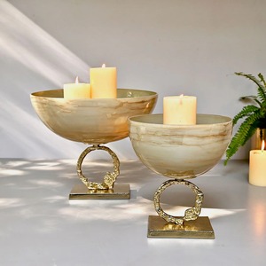 Ensemble de porte-bougies en verre effet marbre de luxe avec base en ornement doré pour décoration de centre de table - Product Image 1