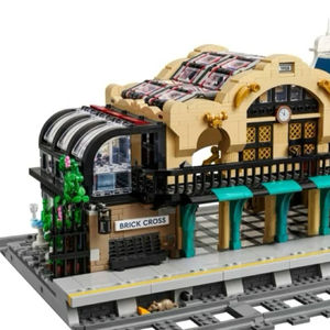 ตัวต่อแบบโมดูลาร์รุ่นใหม่ปี 2025 รหัส 910034 ชุดสถานีรถไฟพร้อมวิวถนน ของเล่นตัวต่อ DIY ของขวัญสำหรับเด็ก - Product Image 3