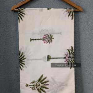 Algodón estampado a mano con base verde menta y detalles florales en azul índigo y blanco. - Product Image 1