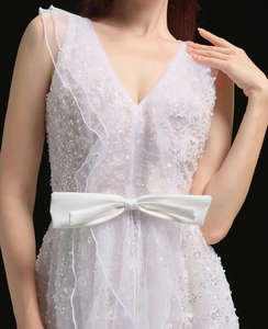 Robe de soirée longue en maille transparente blanche pour femme, style princesse, ornée de paillettes, avec nœud à la taille, personnalisable OEM ODM Vietnam - Product Image 2