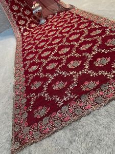 Saree Georgette de créateur avec Zari en or rose, pierres argentées Jharkan, broderie Jaal complète et chemisier élégant pour les mariages d'hiver - Product Image 4