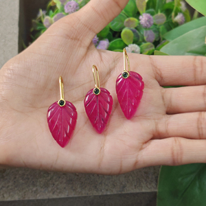 Collier Pendentif Fin Feuille Sculptée Plaqué Or 18 carats avec Pierres Précieuses Naturelles Rubis Rose, Jade et Émeraude, Accents en Zircon Cubique – Bijoux de Mode en Gros - Product Image 4