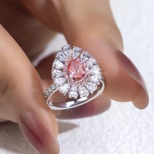 Bague de fiançailles de luxe pour femme avec diamant rose fantaisie taille poire et diamants latéraux couleur D, certifiée IGI - Product Image 5